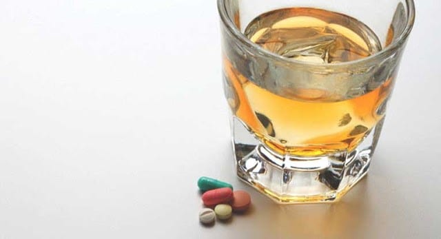 NSAID കൾക്കും മദ്യം കൊണ്ടും കുത്തിവയ്പ്പ് പെർഫീറ്റബിളിറ്റി